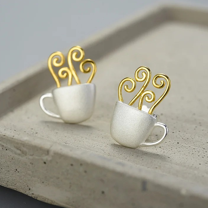 Tasse mit heißem Kaffee Ohrstecker, 925er Silber, 18K Gold