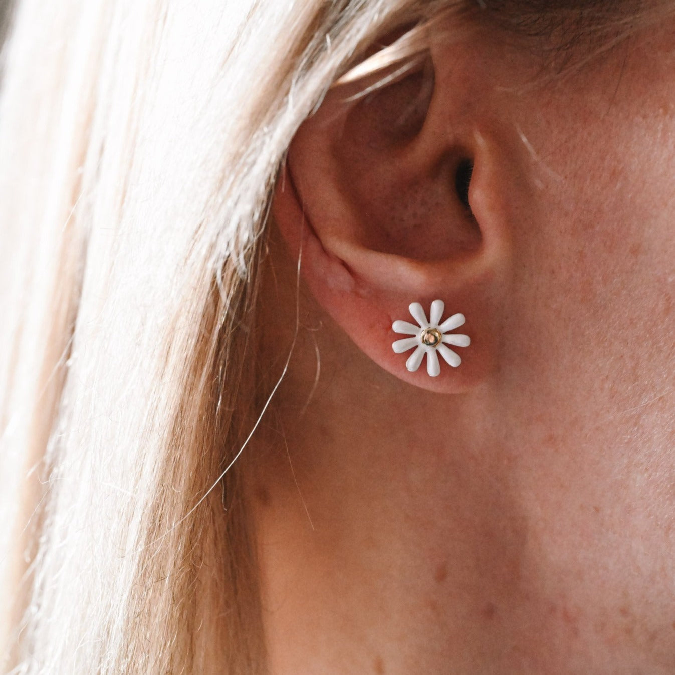 Small white chamomile stud earrings, 925 Sterling silver, enamel