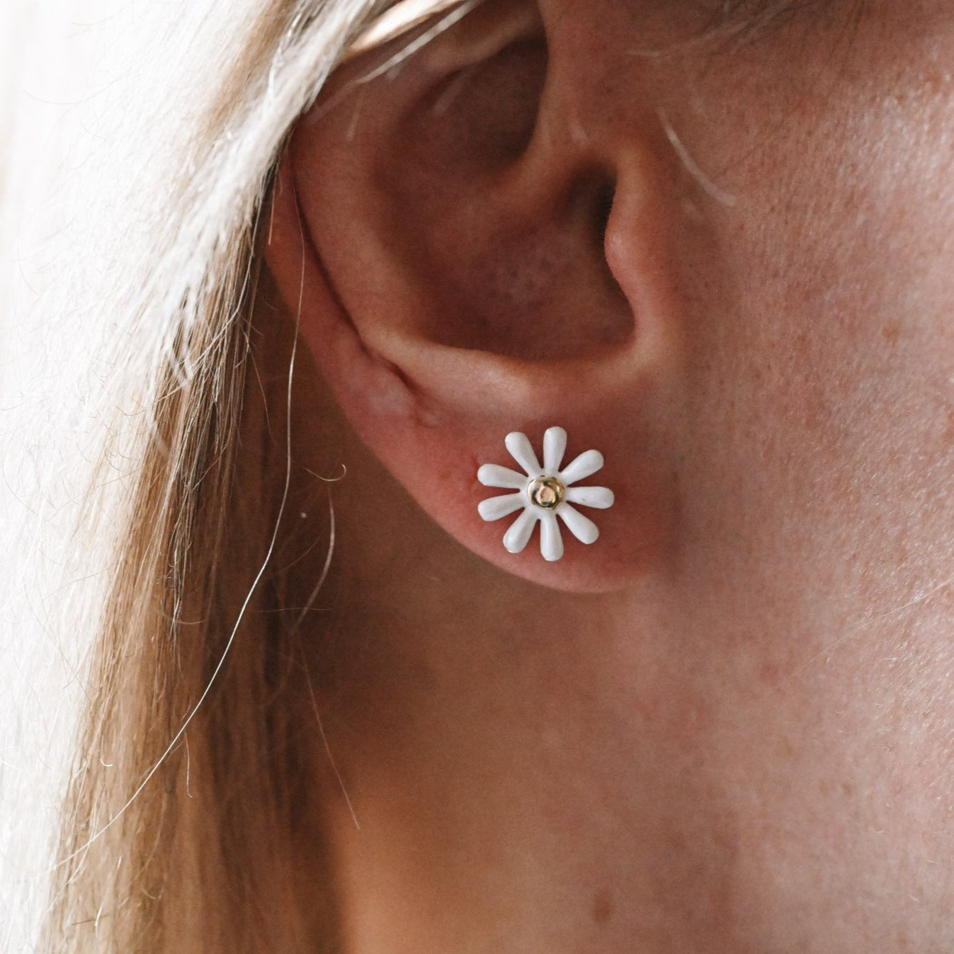 Small white chamomile stud earrings, 925 Sterling silver, enamel