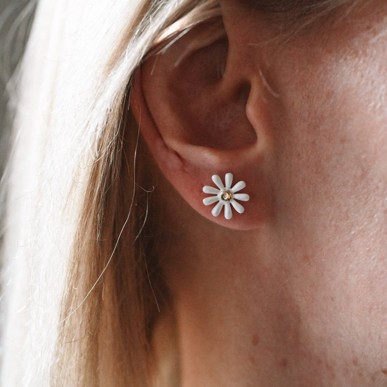Small white chamomile stud earrings, 925 Sterling silver, enamel