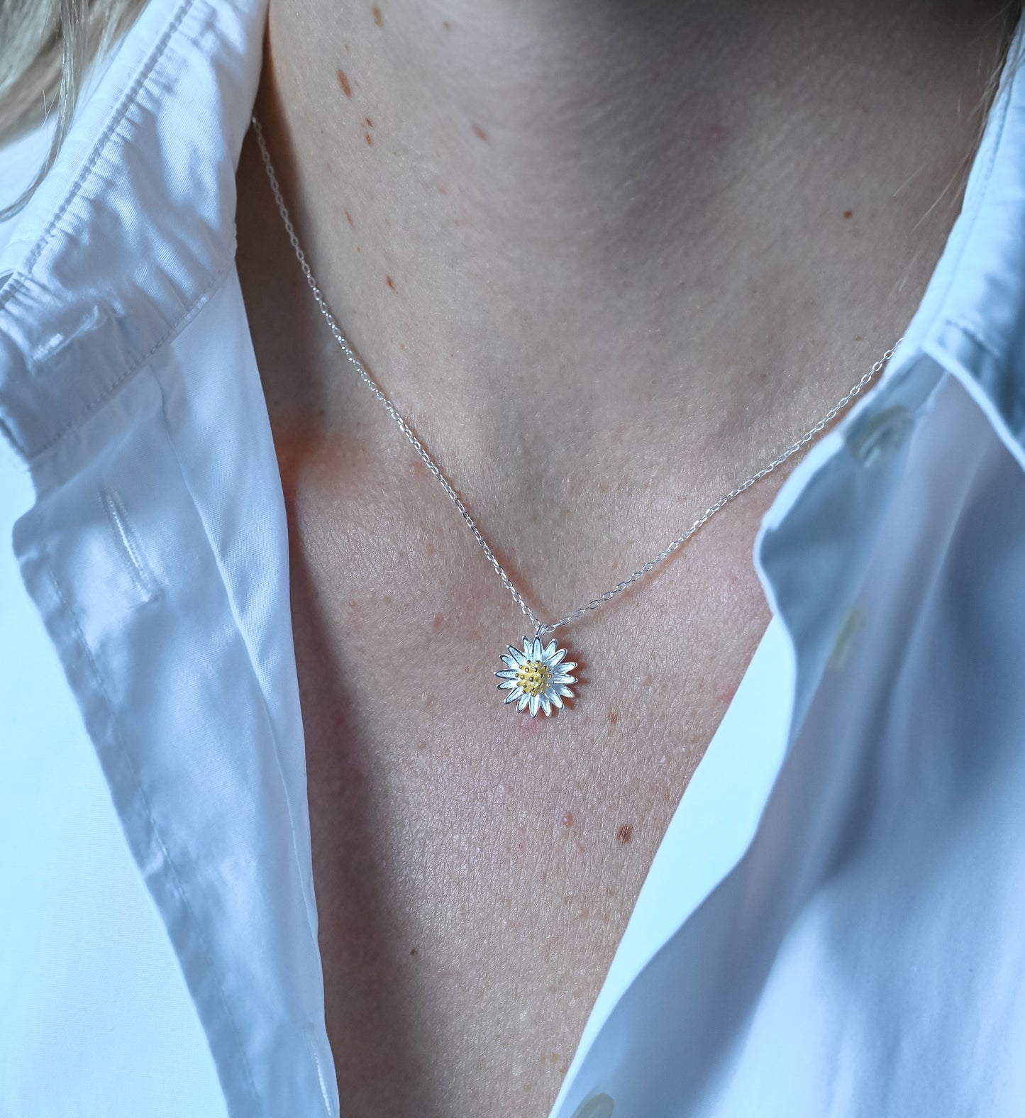 Necklace with large daisy pendant, 925 silver