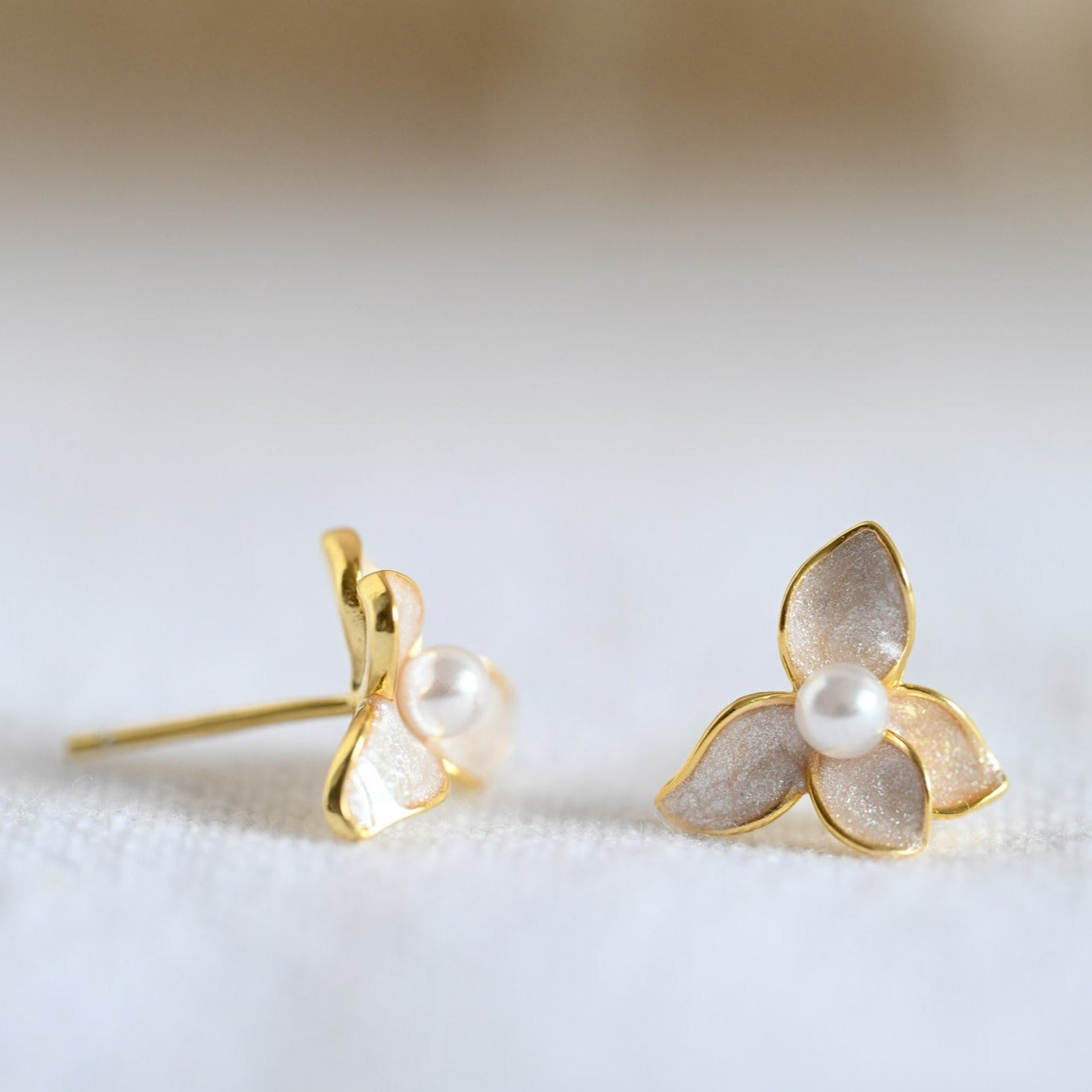 Zarte Beige Perlmutt Blume mit Perle, 925er Silber, 18K Gold