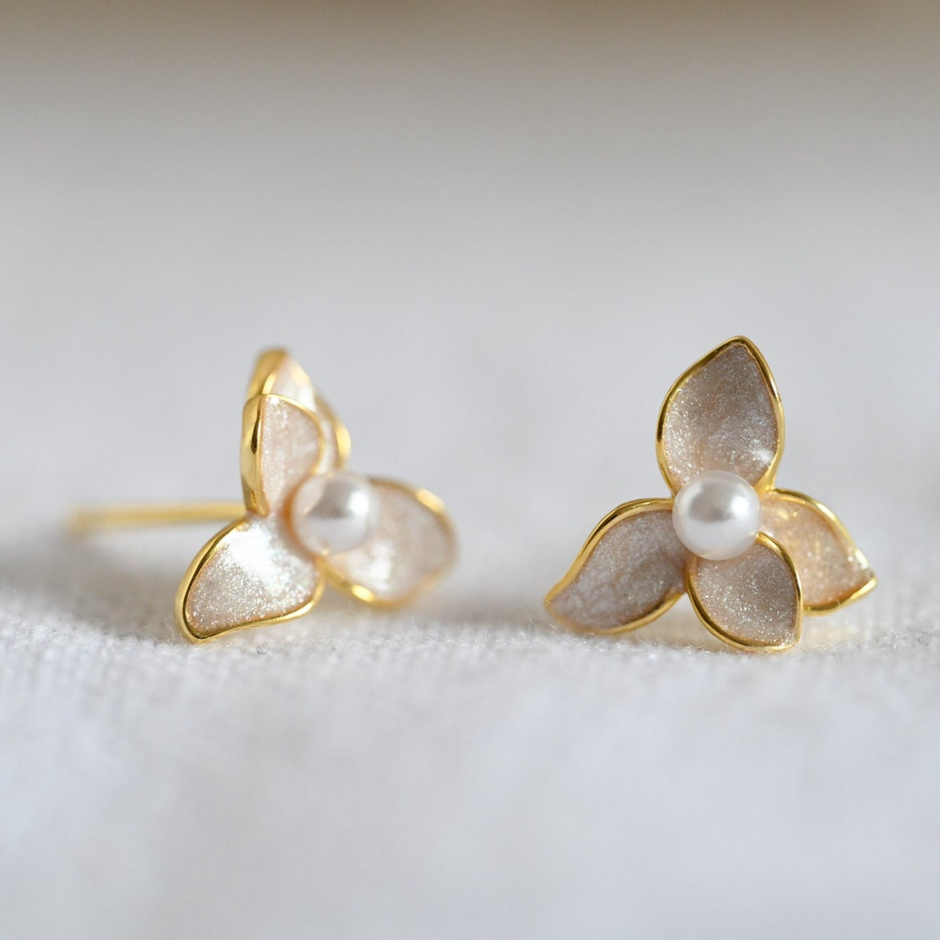 Zarte Beige Perlmutt Blume mit Perle, 925er Silber, 18K Gold
