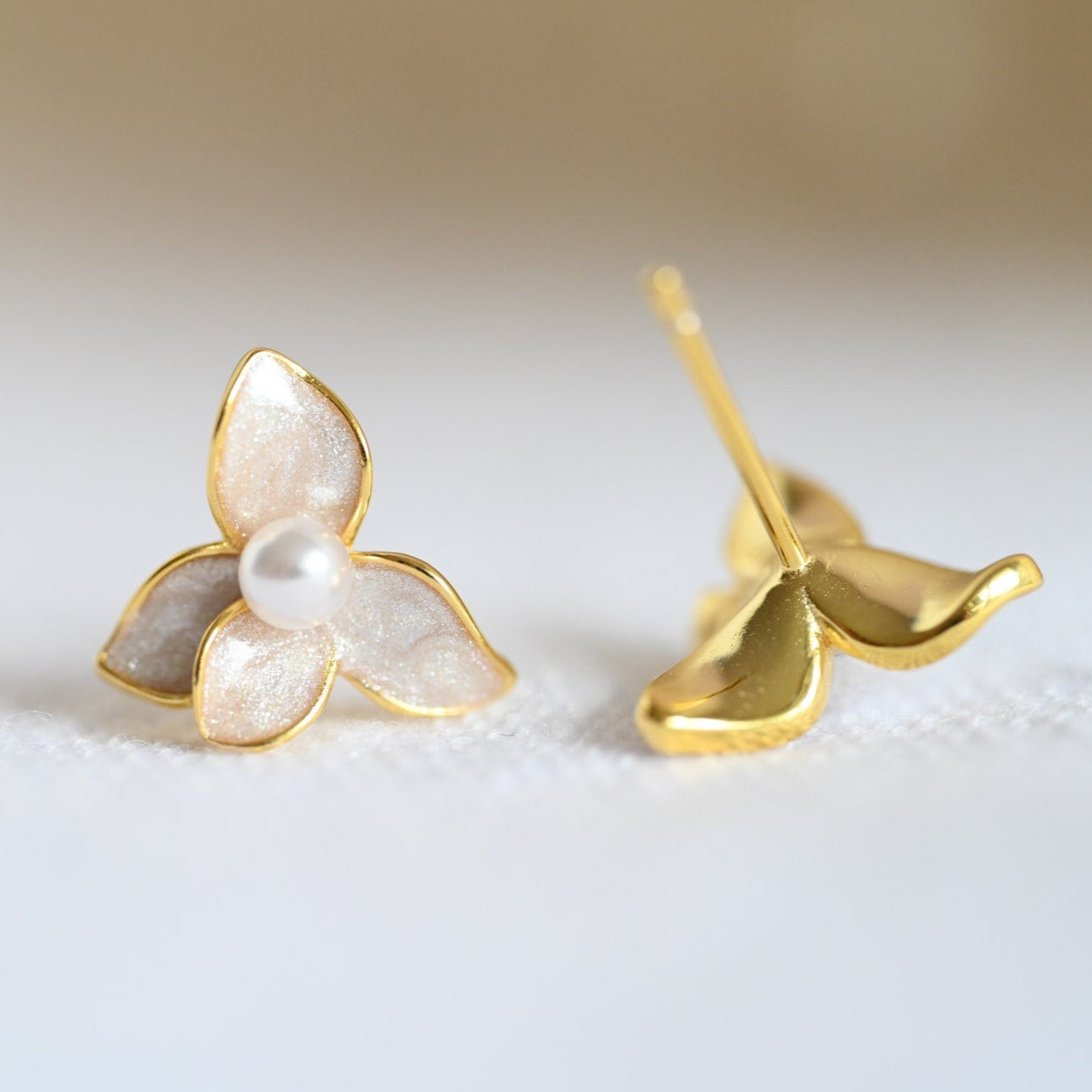 Zarte Beige Perlmutt Blume mit Perle, 925er Silber, 18K Gold