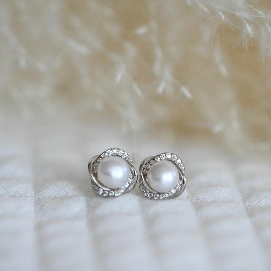 Handmade pearl earrings delicate flower
