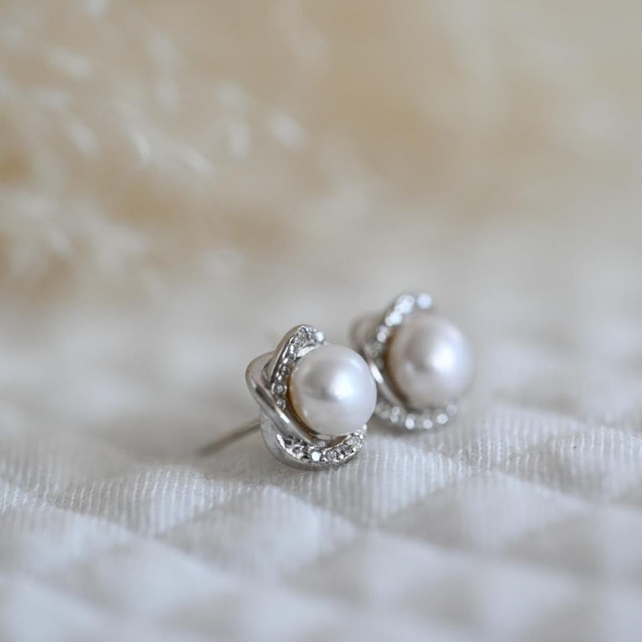 Handmade pearl earrings delicate flower