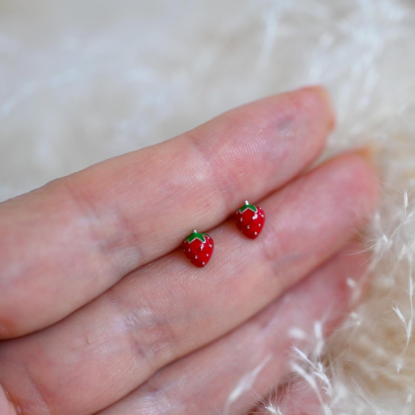 Handgefertigte kleine Erdbeeren Ohrstecker, 925 Sterling Silber, Emaille