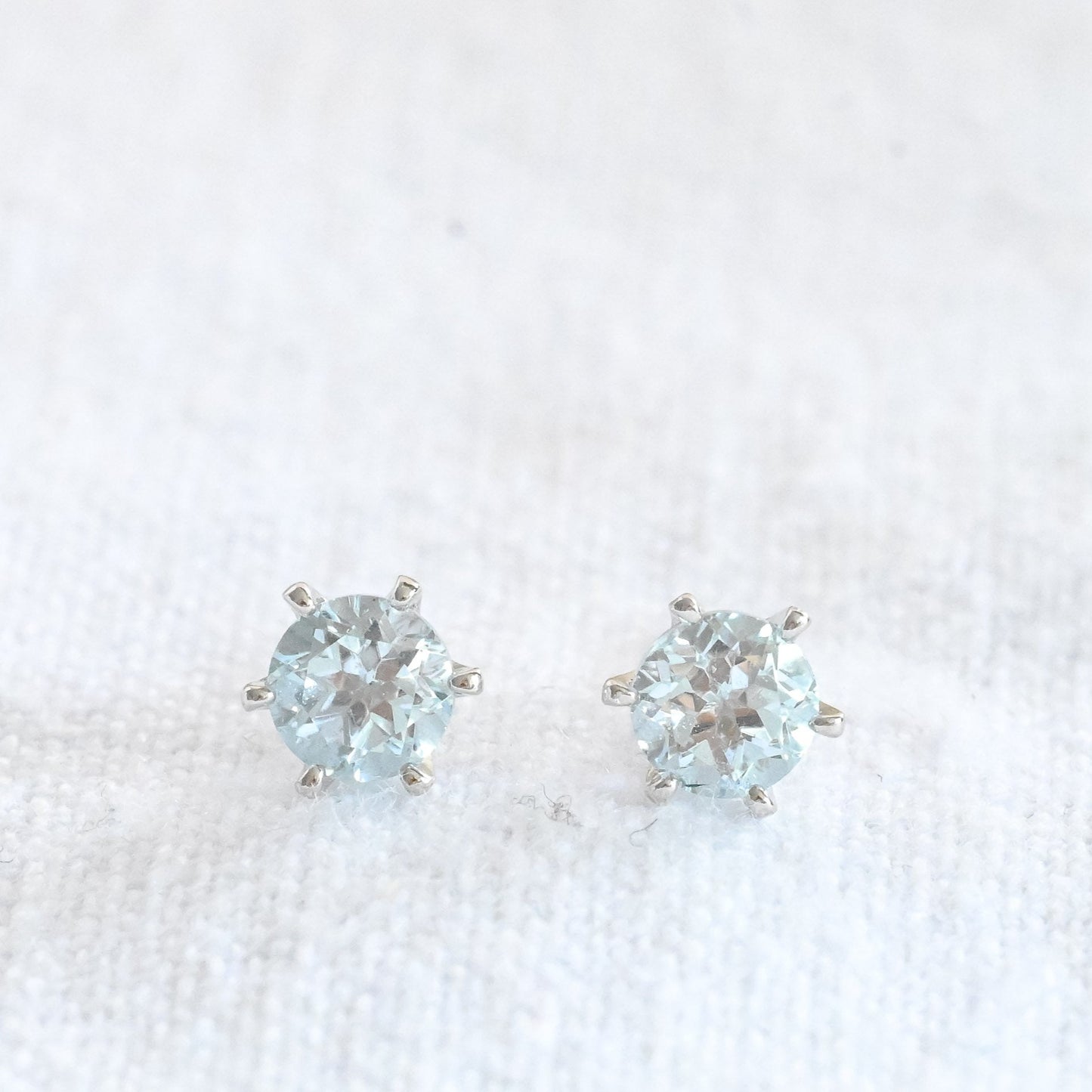 Kleine Ohrstecker mit natürlichem Topaz, 5,5mm, 925er Silber