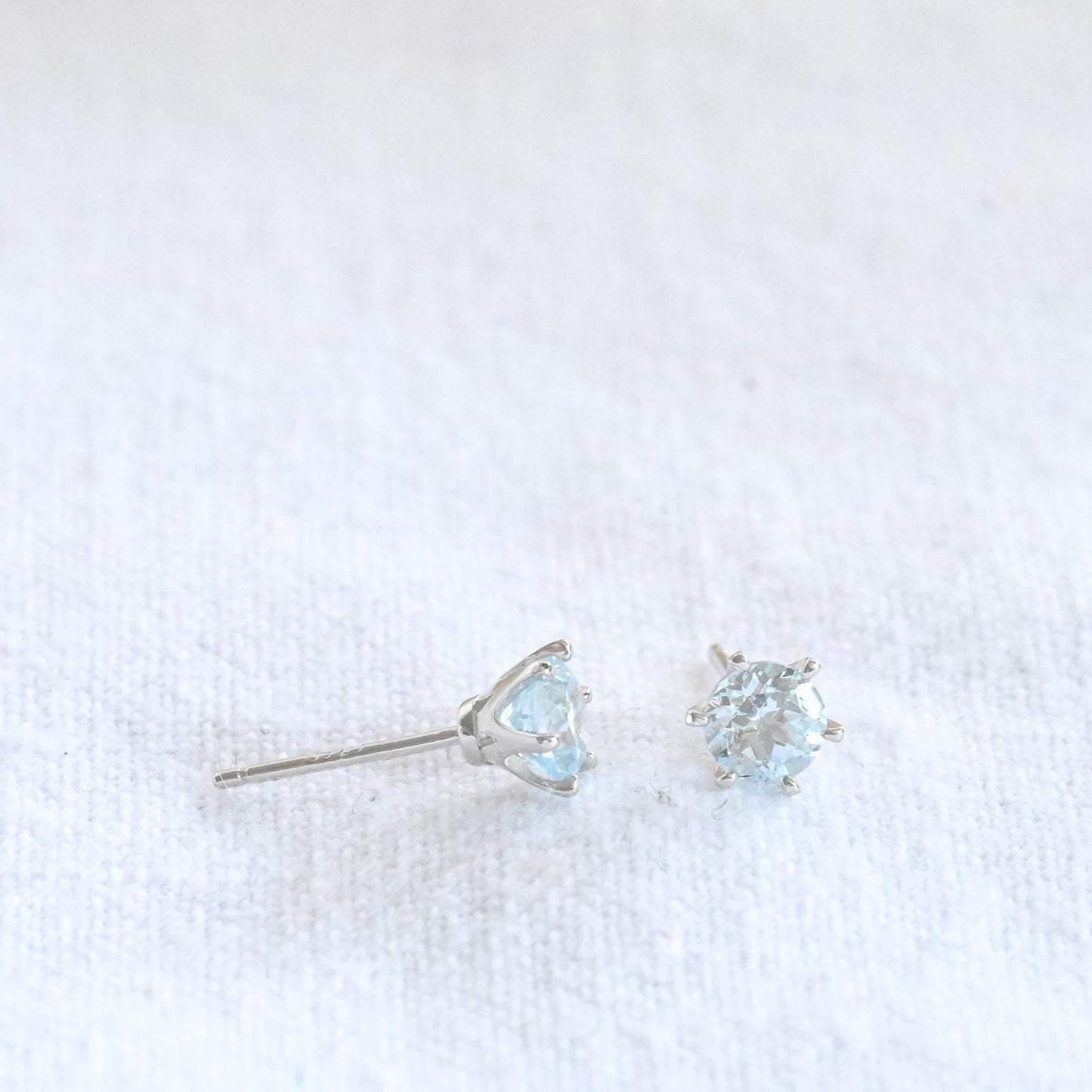 Kleine Ohrstecker mit natürlichem Topaz, 5,5mm, 925er Silber