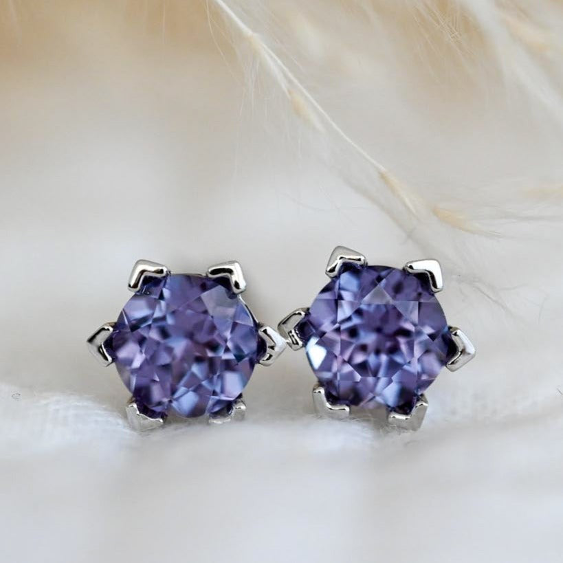 Elegante Alexandrit-Ohrstecker in 925 Sterling Silber mit 18K Goldplattierung
