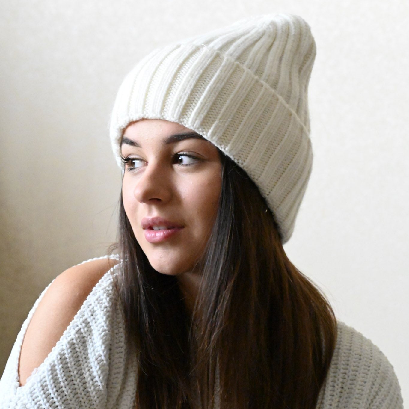 Thick warm winter hat 100% wool, white