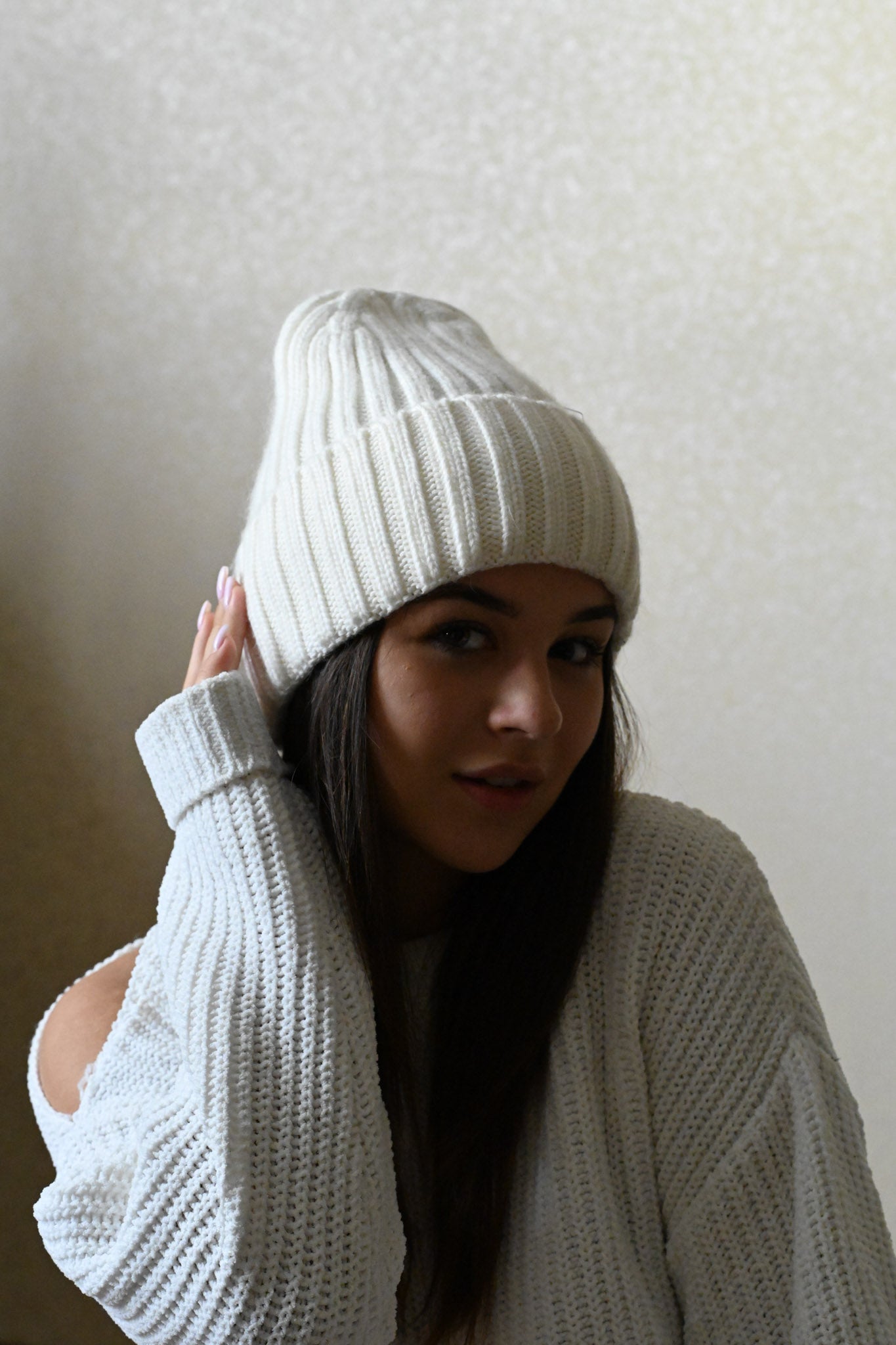 Thick warm winter hat 100% wool, white