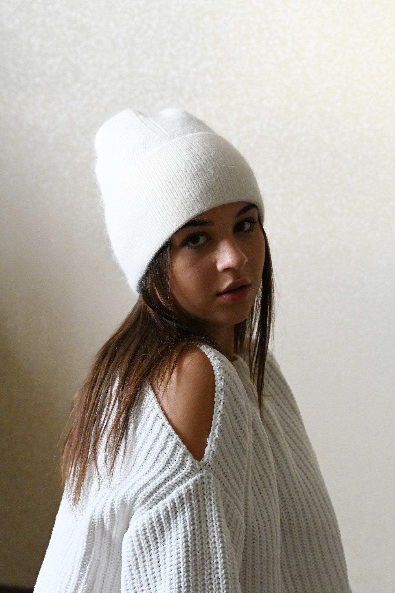 Warm, soft and fluffy hat made of merino wool and angora wool, white