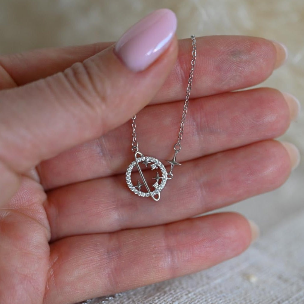 Zarte Kette mit Universum Anhänger