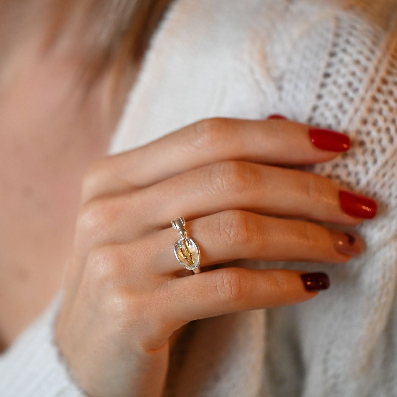 Handgefertigter Ring "Kolibri trinkt aus der Blume" 925er Silber, 18K Gold
