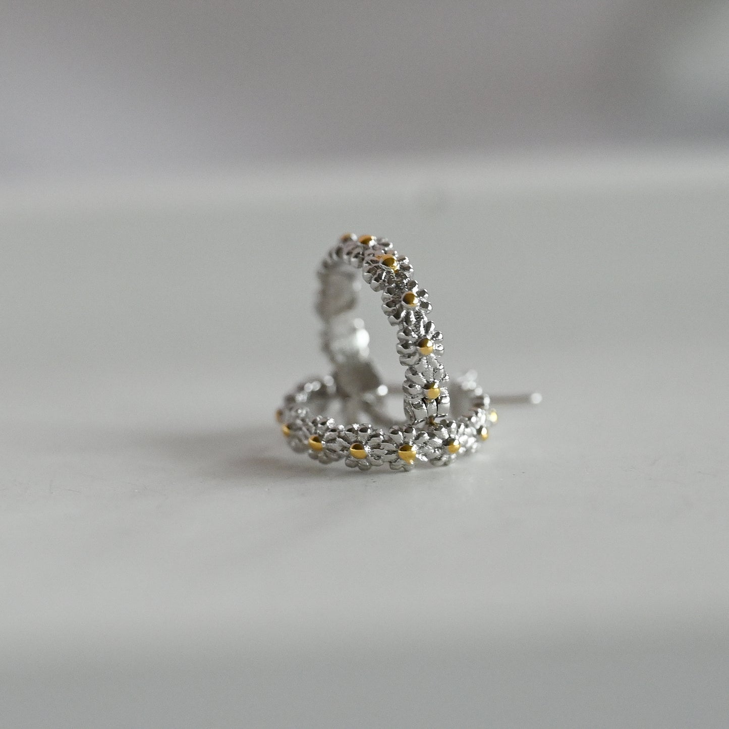 Kleine Gänseblümchen Creolen, 925 Sterling Silber, 18K Gold