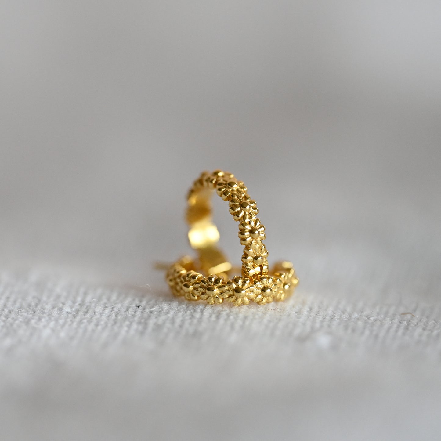 Kleine Gänseblümchen Creolen, 925 Sterling Silber, 18K Gold