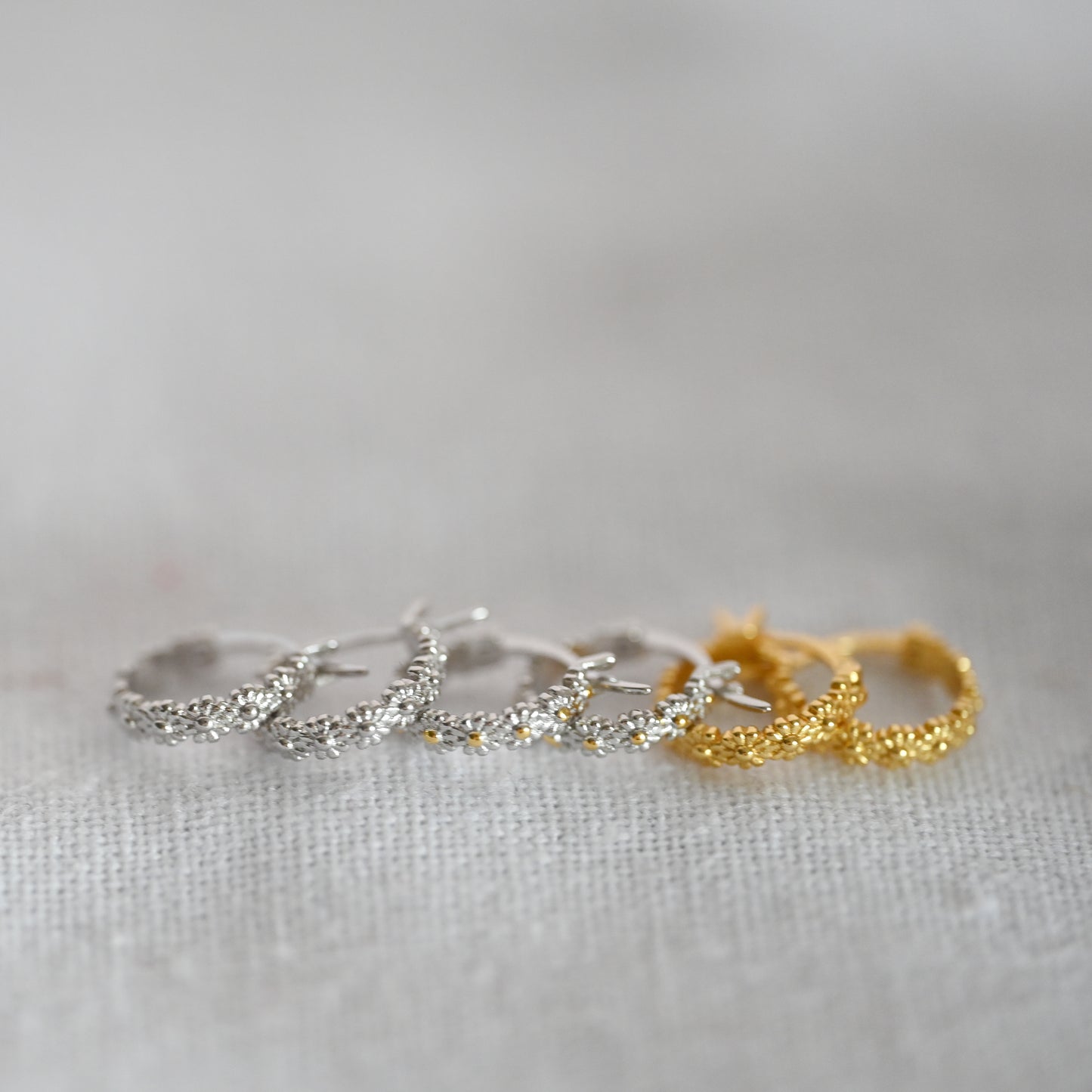 Kleine Gänseblümchen Creolen, 925 Sterling Silber, 18K Gold