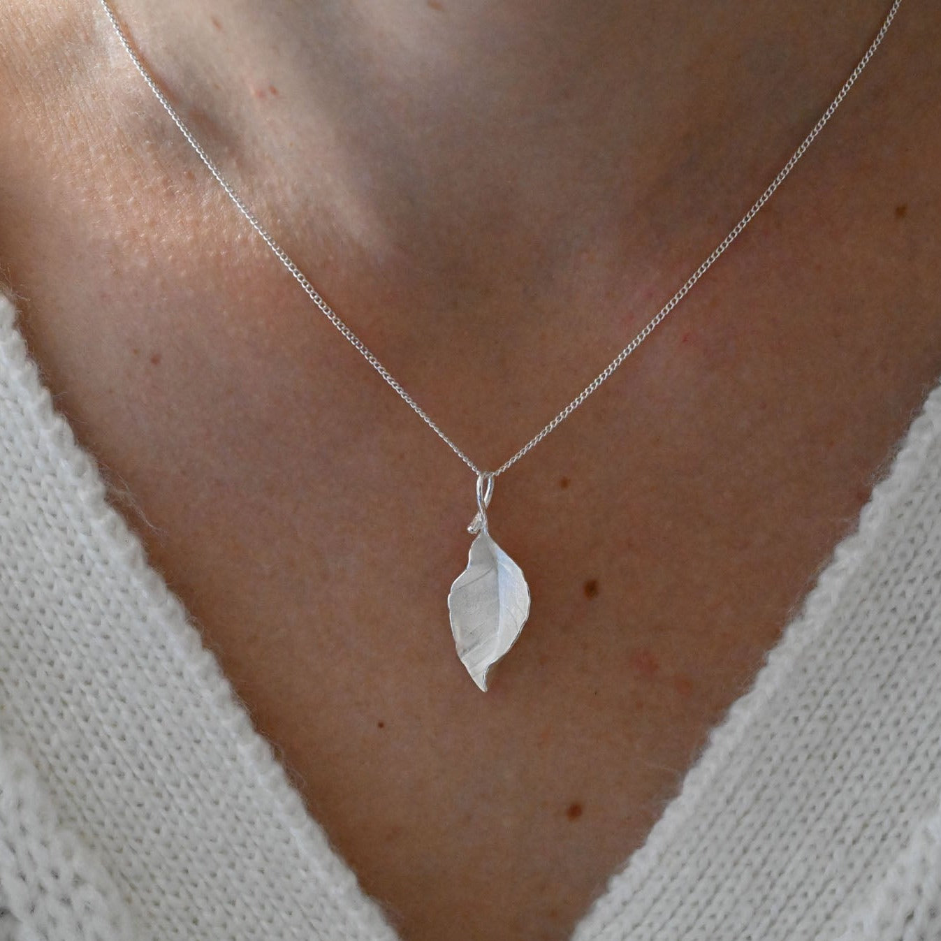 Hängeohrringe "Fliegendes Herbstblatt", 925er Silber, 18K Gold