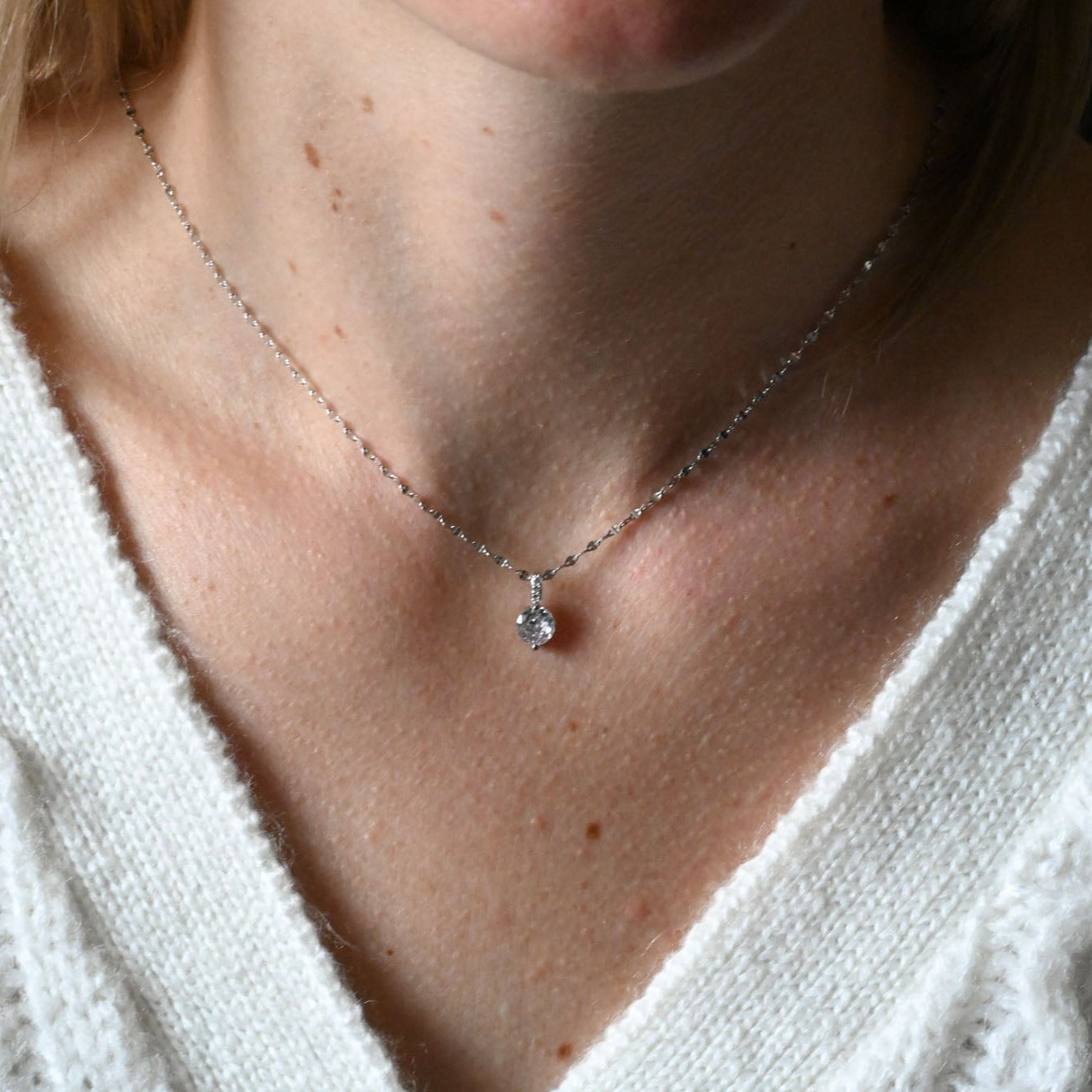 Elegant delicate necklace with zircon pendant