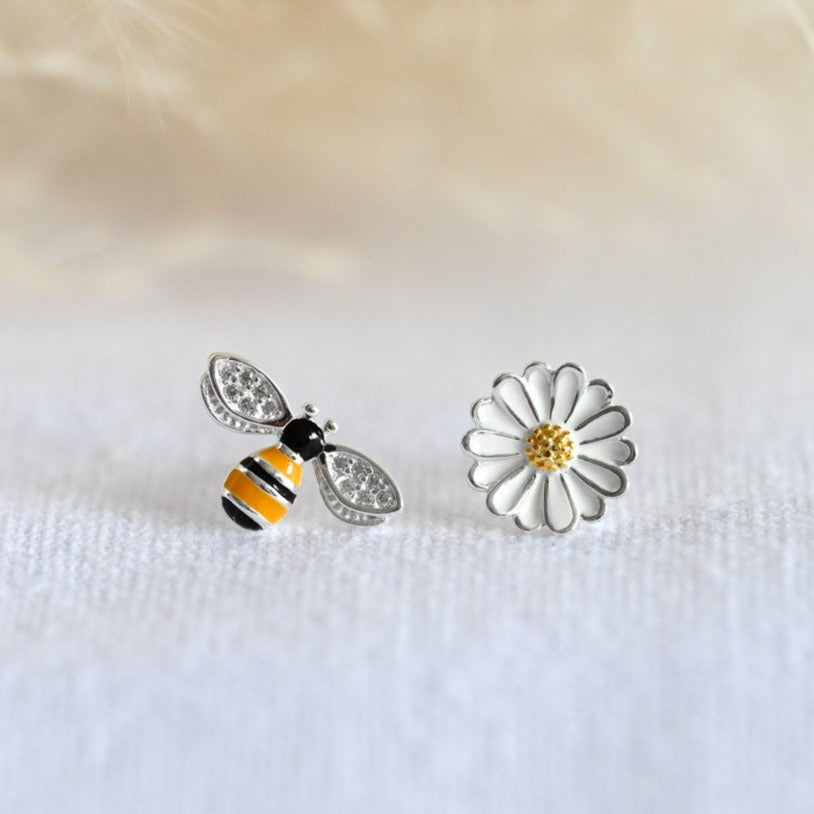 Bee and daisy asymmetrical earrings, 925 silver, enamel