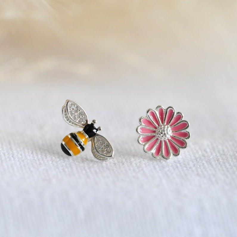 Bee and daisy asymmetrical earrings, 925 silver, enamel