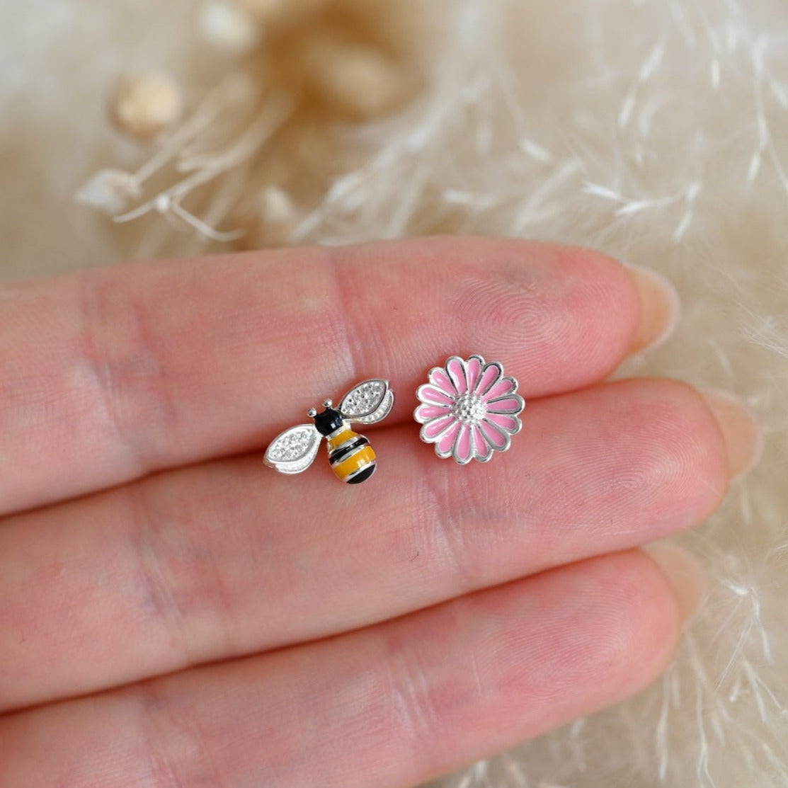 Bee and daisy asymmetrical earrings, 925 silver, enamel
