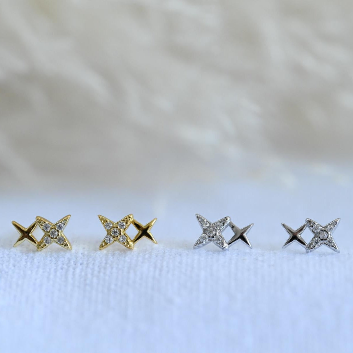 Zwei Mini Sterne Ohrstecker, 925er Silber, 14K Gold