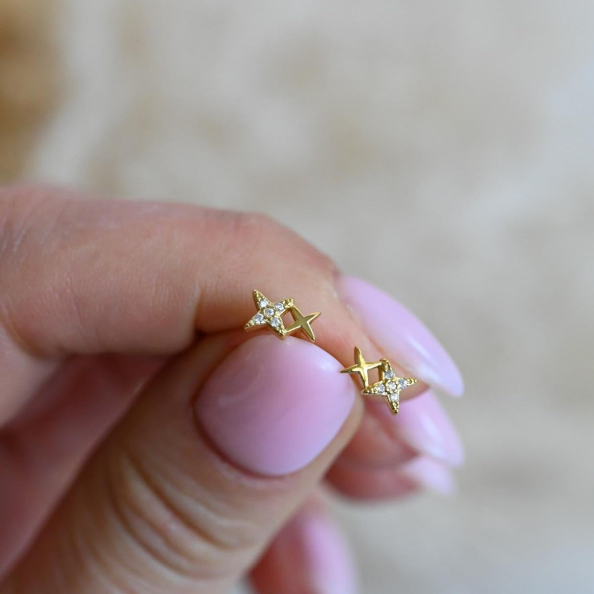 Zwei Mini Sterne Ohrstecker, 925er Silber, 14K Gold