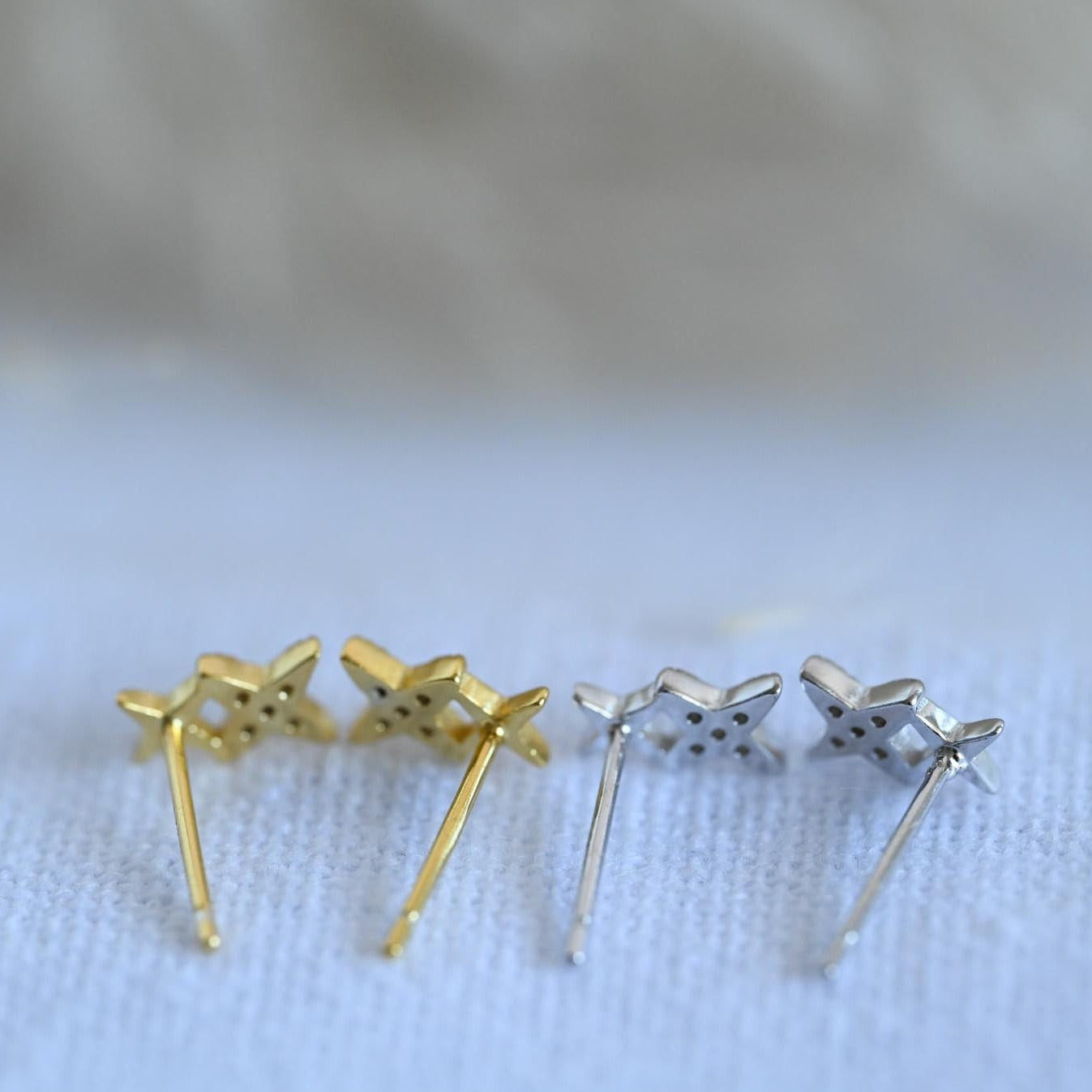 Zwei Mini Sterne Ohrstecker, 925er Silber, 14K Gold