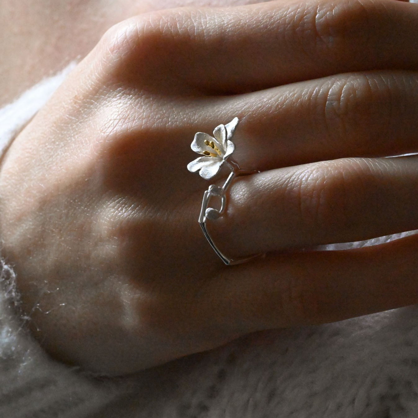 Handgefertigte Ohrringe große Freesie, 925er Silber, 18K Gold