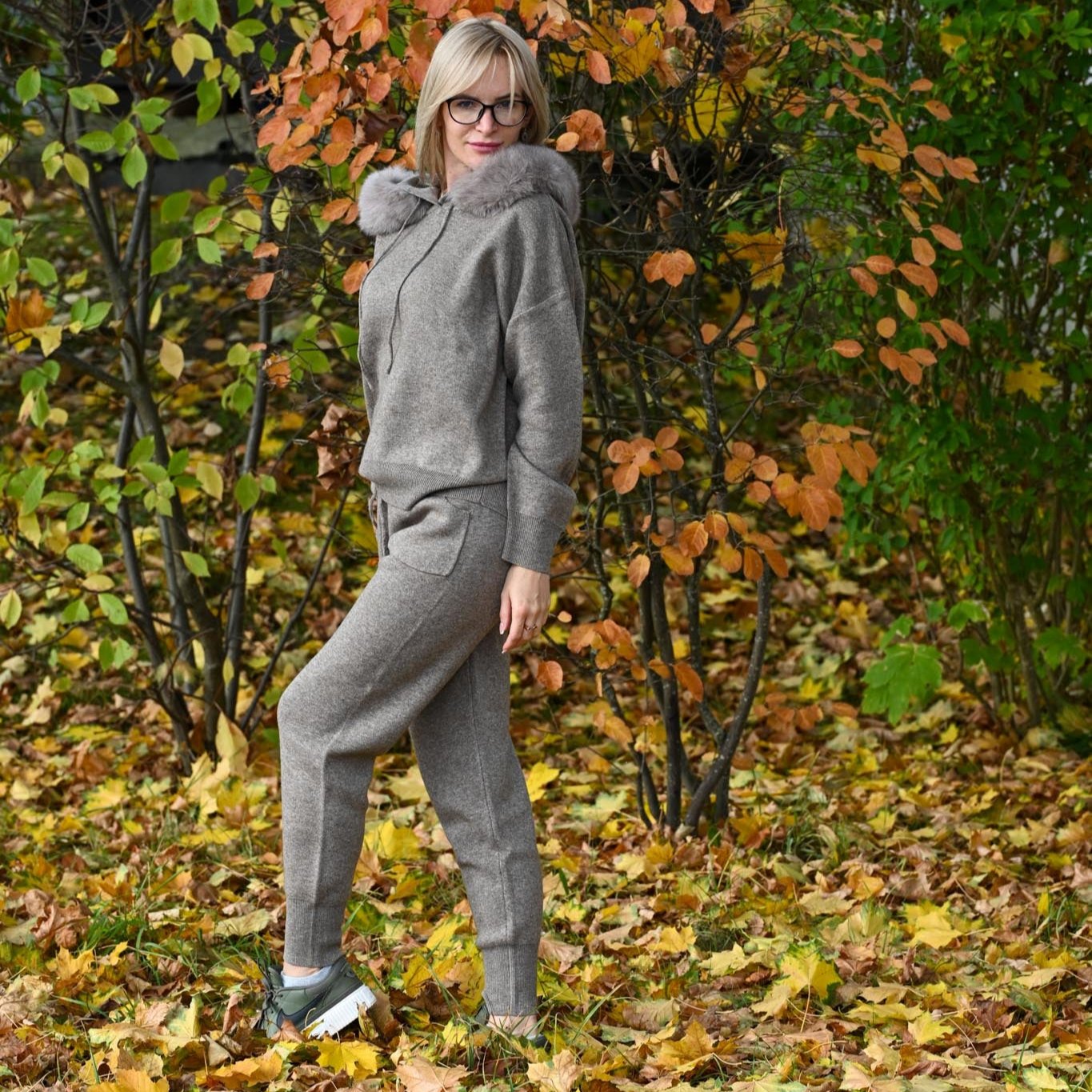 Women's cashmere suit with hood, cappuccino