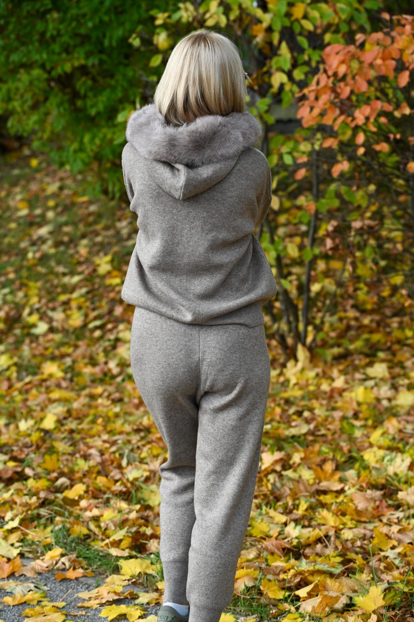 Women's cashmere suit with hood, cappuccino