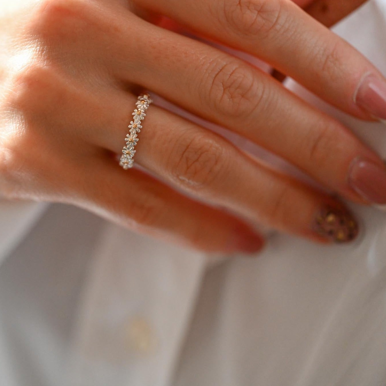 Adjustable ring many daisies silver plated