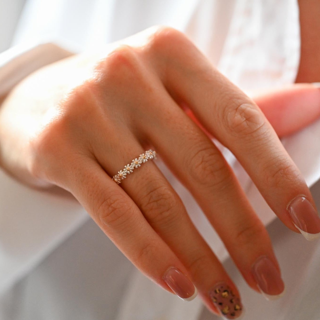 Adjustable ring many daisies silver plated