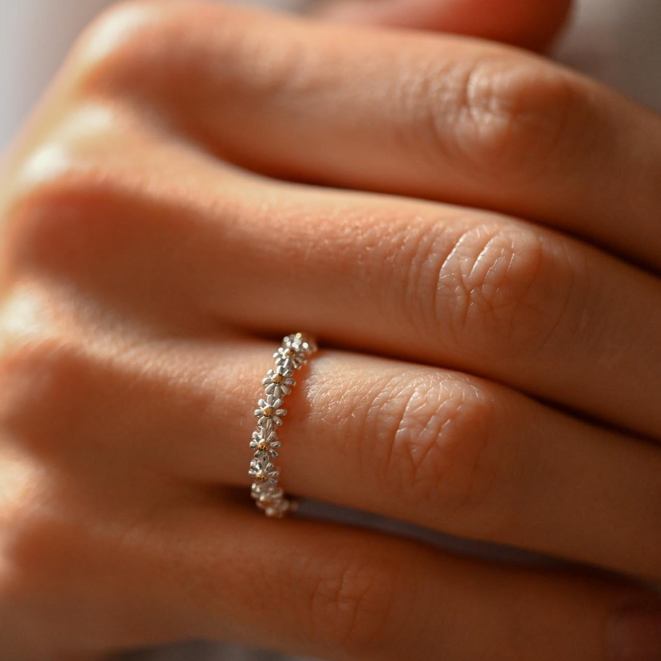 Adjustable ring many daisies silver plated