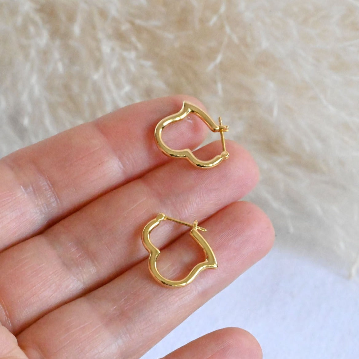 Retro heart small hoop earrings gold