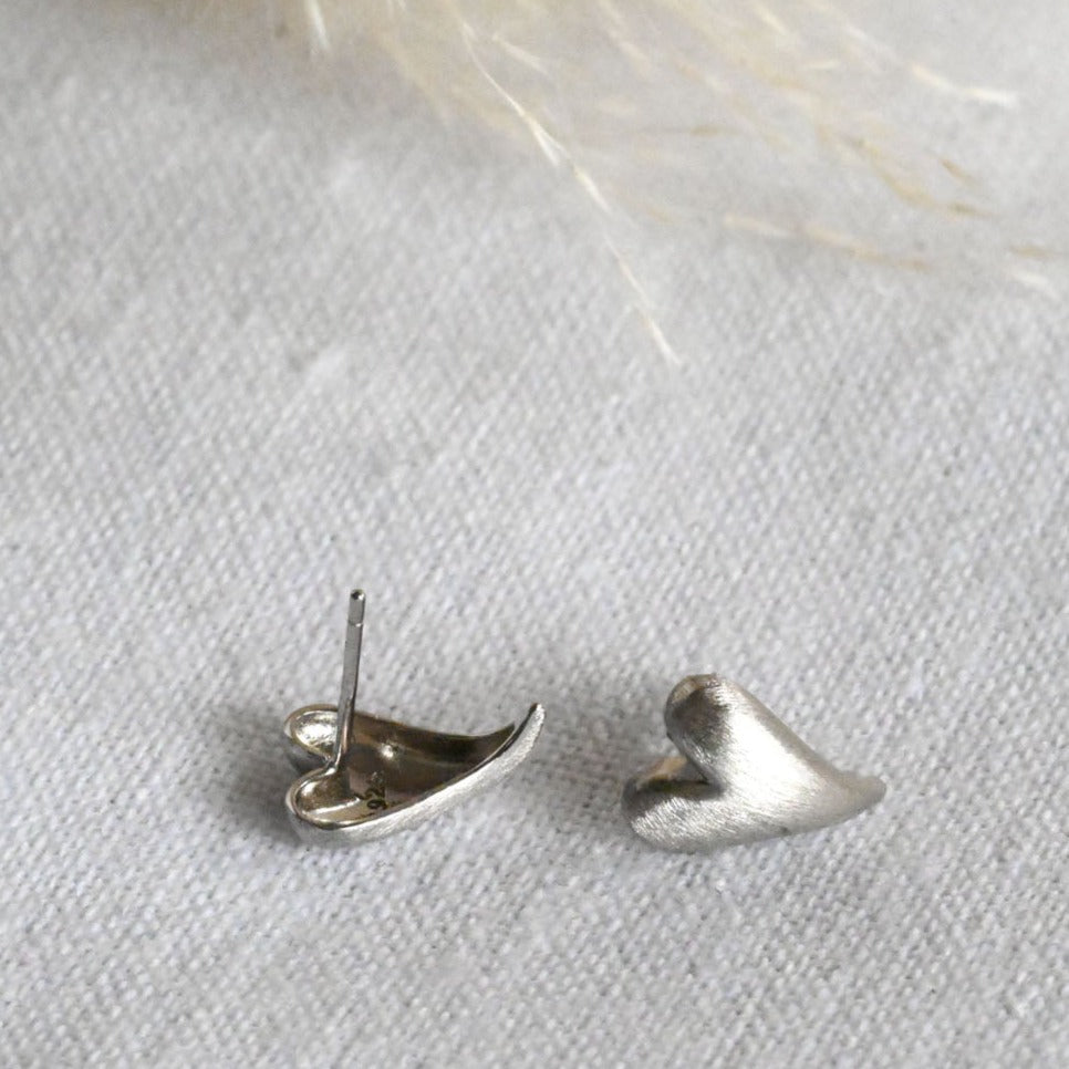 Large retro heart stud earrings