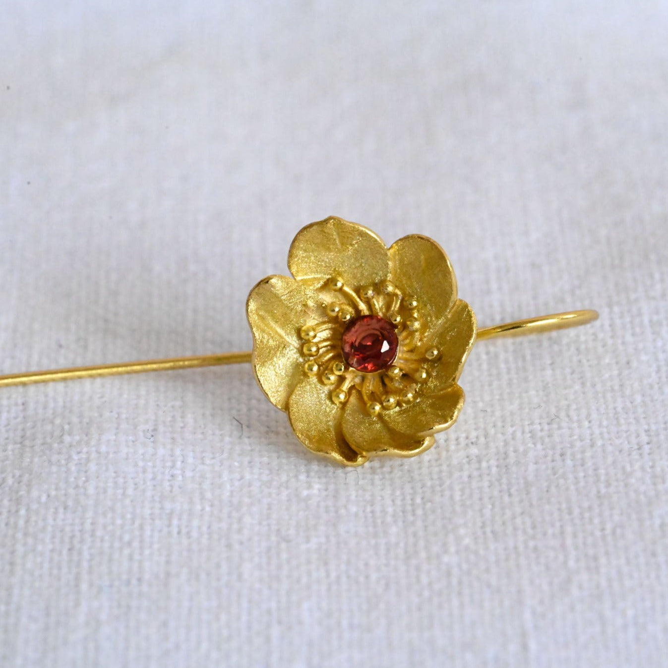 Handgefertigte Hängeohrringe "Blühende Anemone" mit Granat