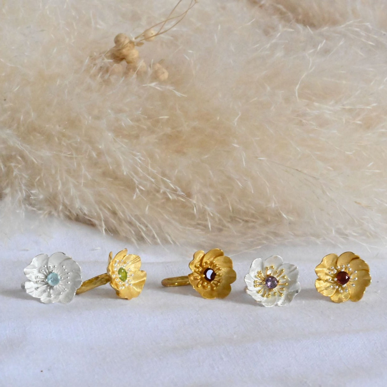 Handgefertigter Ring "Blühende Anemone" mit Topaz