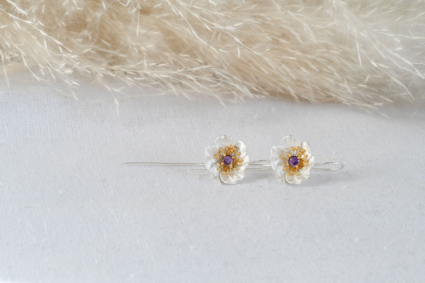 Handgefertigte Hängeohrringe "Blühende Anemone" mit Amethyst