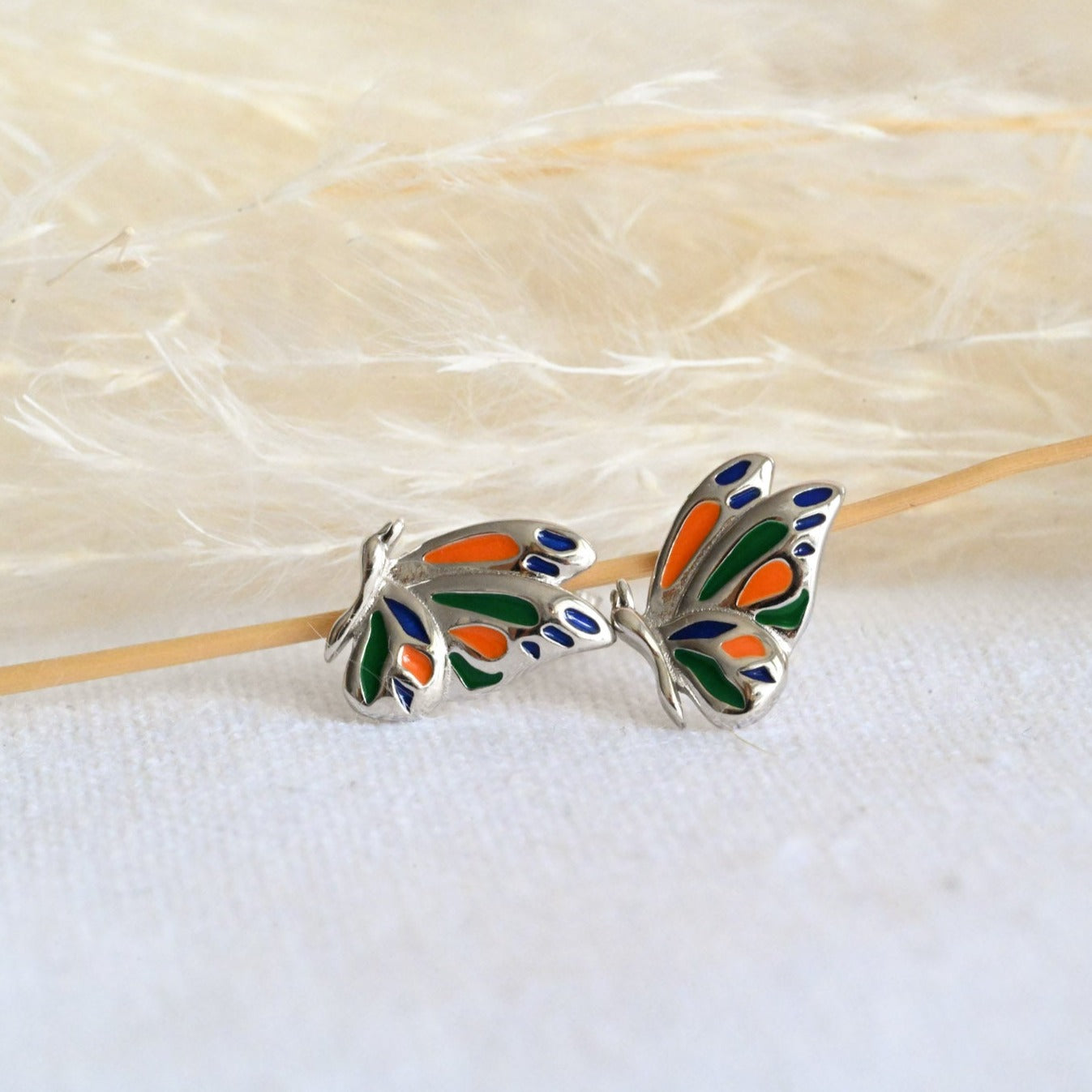 Zarte Ohrstecker "Bunter Schmetterling", 925er Silber, Emaille
