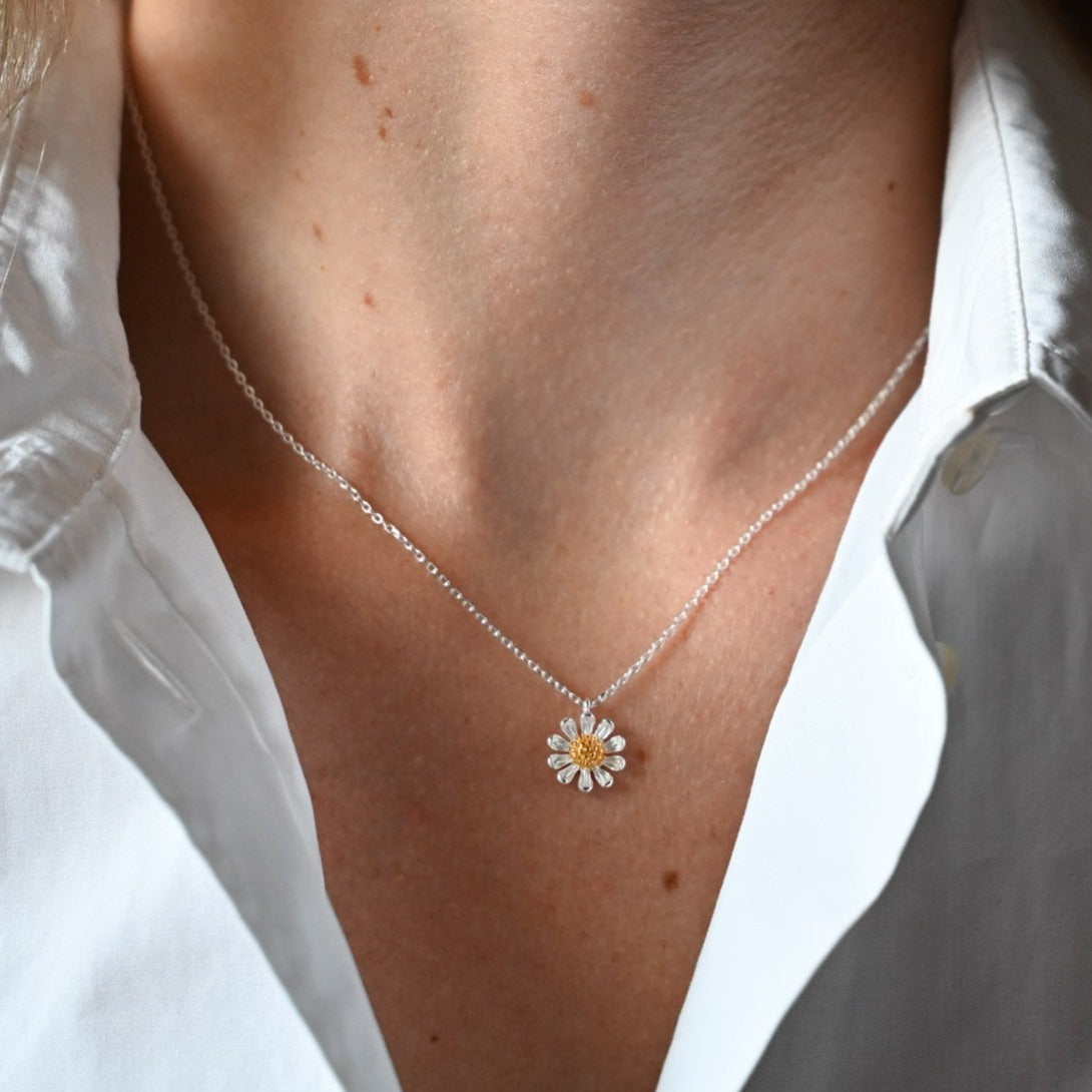 Delicate necklace with small daisy pendant, 925 silver
