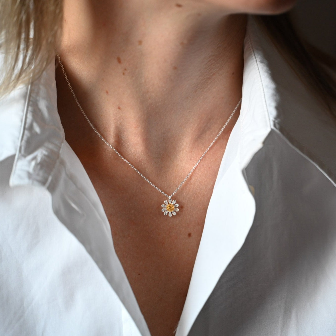 Delicate necklace with small daisy pendant, 925 silver