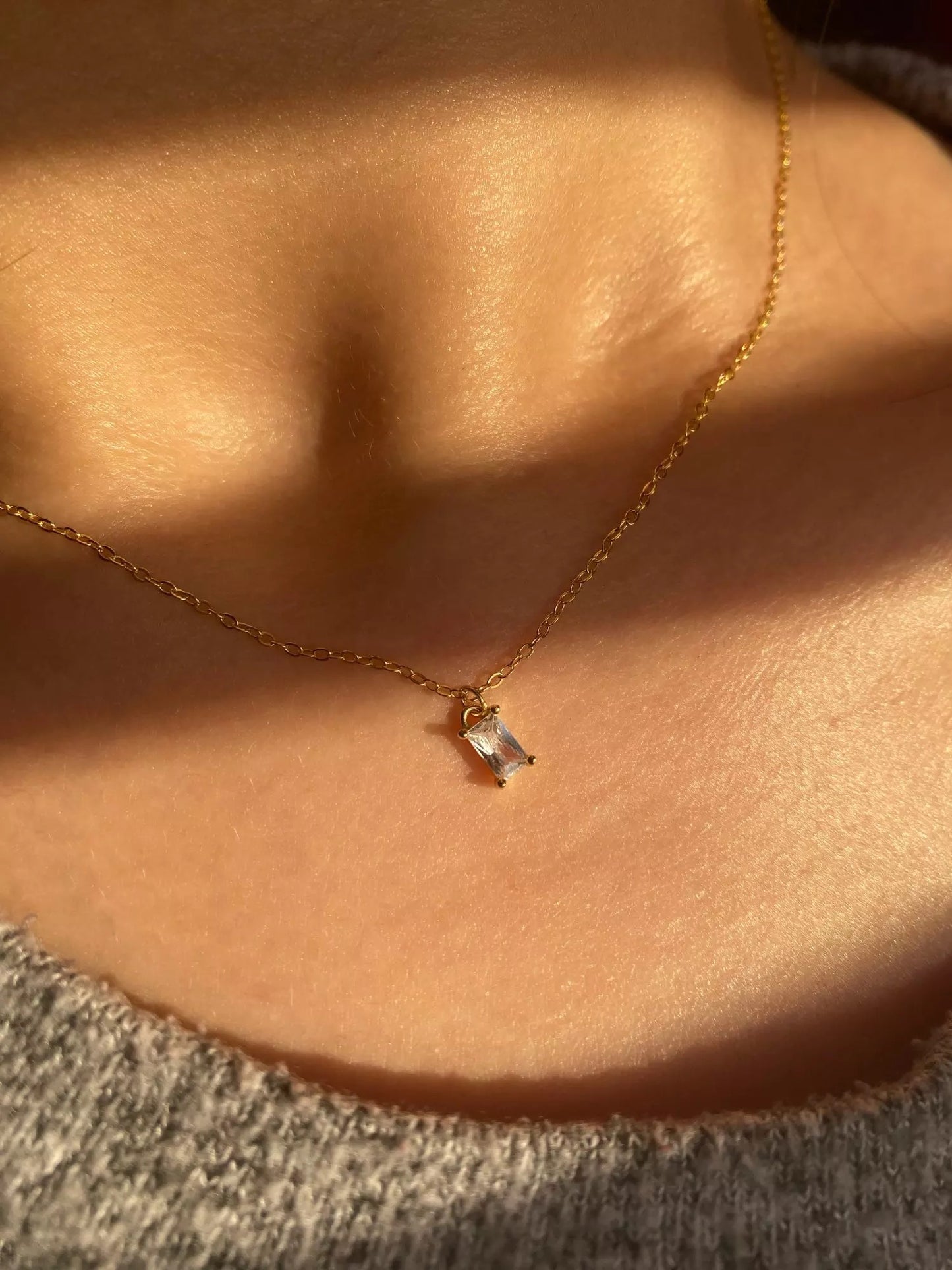 Minimalistische Kette mit kleinem Baguette Anhänger aus Cubic Zirconia