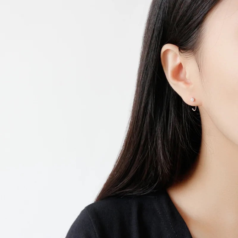 Minimalistische moderne Halbcreolen mit funkelndem Zirkonia