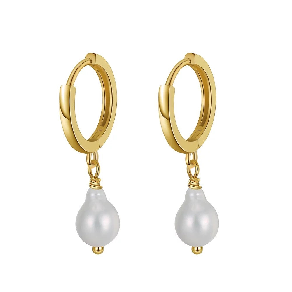 Small Hoop Earrings with Baroque Pearls Gold