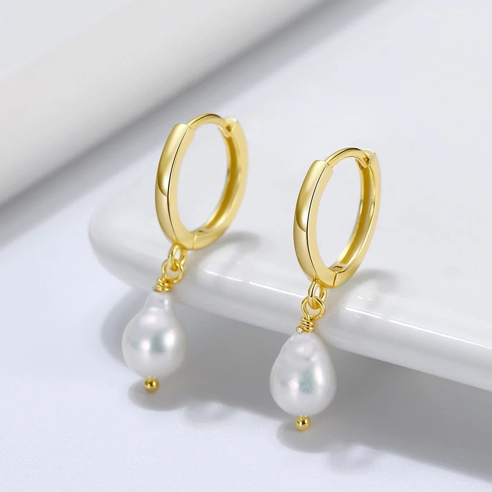 Small Hoop Earrings with Baroque Pearls Gold
