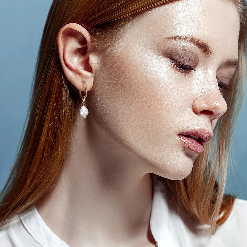 Small Hoop Earrings with Baroque Pearls Gold