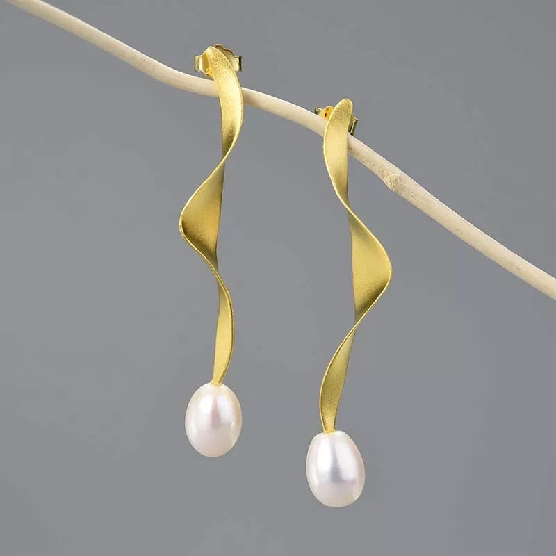 Elegante Perlenohrringe Welle